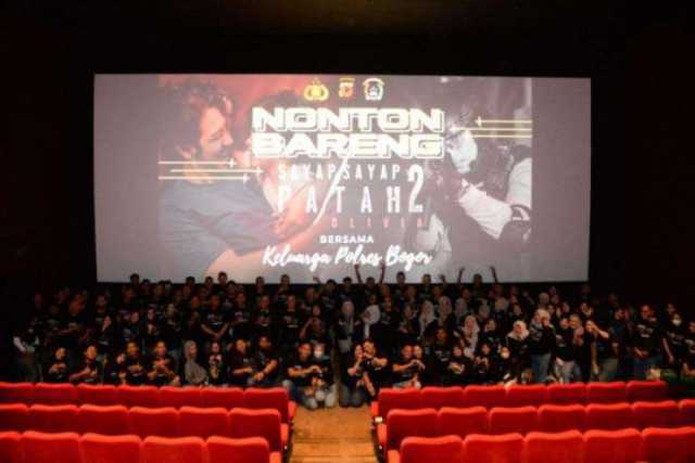 Kapolres Bogor Nobar Film Sayap Sayap Patah 2 Bersama PJU dan Personel di XXI Cibinong City Mall.