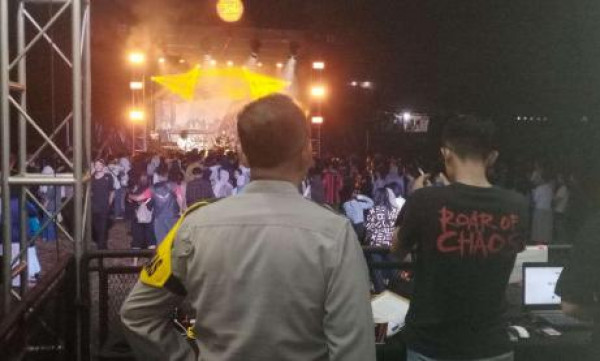 Bhabinkamtibmas Polsek Ciampea Kontrol Acara Malam hiburan Yang Diselenggarakan Oleh Karang Taruna Desa Bojongrangkas Kecamatan Ciampea Beri Pesan Kamtibmas.