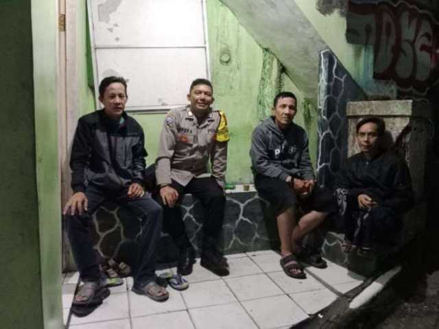 Bhabinkamtibmas Polsek Cisarua Polres Bogor kontrol Siskamling dan sampaikan pesan kamtibmas.