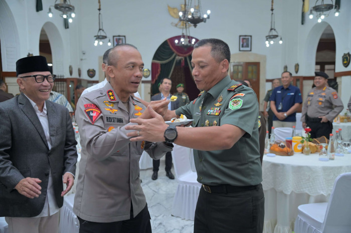 Syukuran HUT Ke-79 Kodam III/Siliwangi, Kapolda Jabar Serahkan Tumpeng dan Tali Asih.
