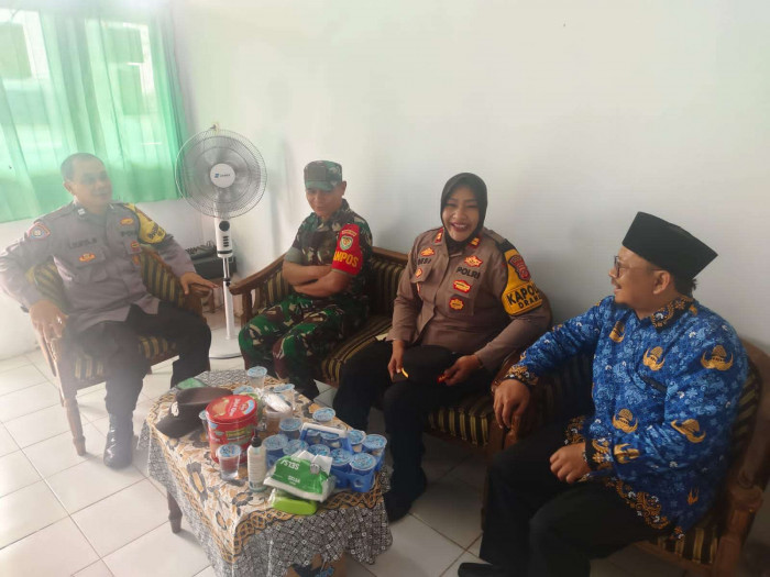 Kapolsek Dramaga Didampingi Bhabinkamtibmas Dan Babinsa Desa Dramaga Giat Kunjungan Ke Instansi Sekolah MI Albayyinah.