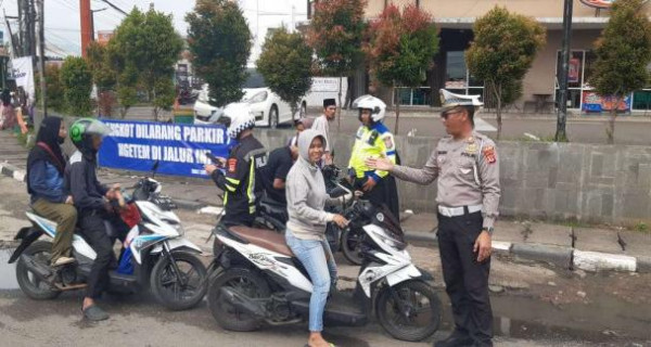Polsek Citeureup Gelar Operasi Tertib Lalu Lintas, Ratusan Pengendara Diberi Teguran dan Tilang.