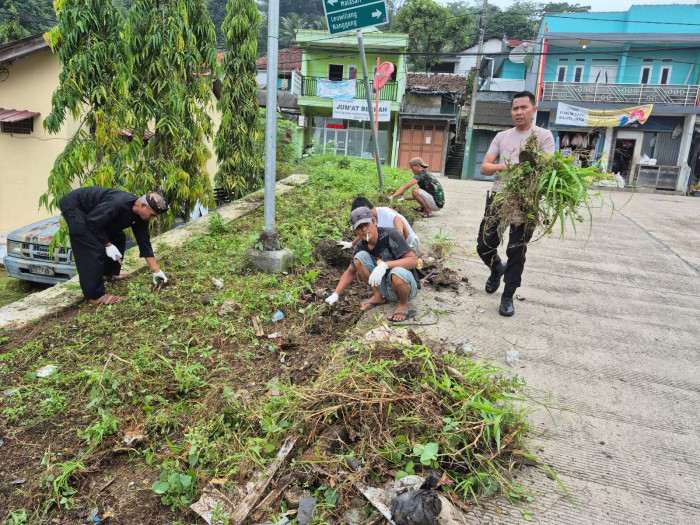 Peduli Lingkungan, polsek Nanggung Dalam Rangka Bulan Bhakti Gotong Royong Masyarakat (BBGRM) KE XXII Tahun 2025.