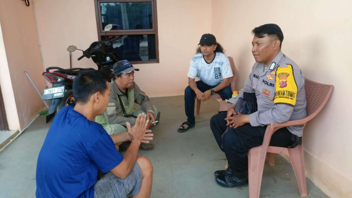 Bhabinkamtibmas Polsek Cibungbulang Perkuat Hubungan dengan Warga demi Ciptakan Keamanan.