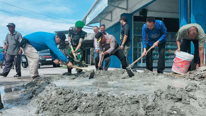 Gotong Royong Perbaikan Jalan Sultan Syarif Kasim Warnai Peringatan Hardiknas 2025 di Kandis