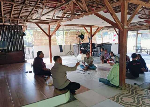 Bhabinkamtibmas Desa Lumpang Sambangi Warga dalam Musyawarah dan Sampaikan Pesan Kamtibmas.