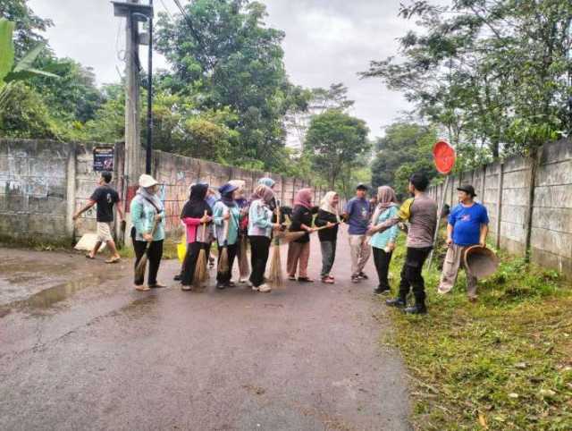 Bhabinkamtibmas Polsek Parung Jalin Kedekatan dengan Warga Desa Binaan Lewat Anjangsana dan Kerja Bakti.