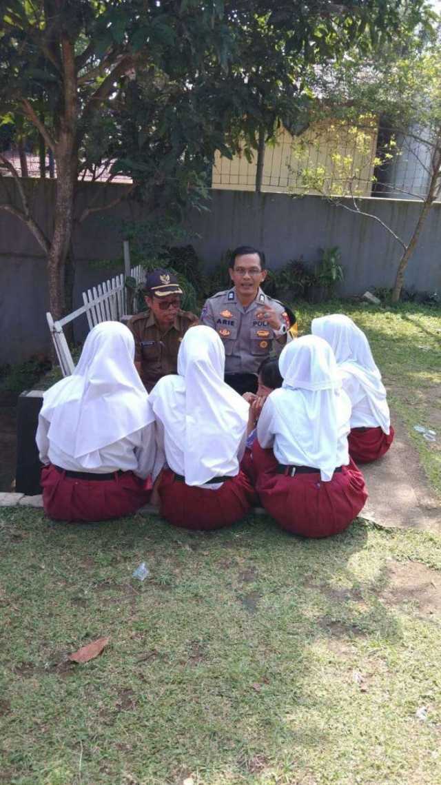 Bhabinkamtibmas Polsek Ciawi Sambang Kamtibmas ke SDN Bendungan 01, Sampaikan Edukasi kepada Murid.