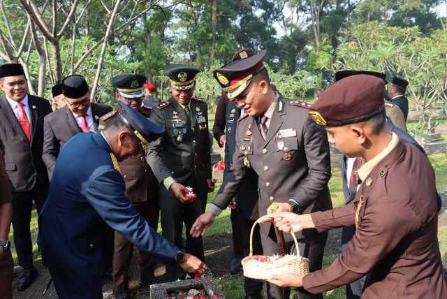 Kapolres Bogor Mengikuti Kegiatan Peringatan Hari Lahir Pancasila dan Hari Jadi Bogor ke-543, di TMP Pondok Rajeg.