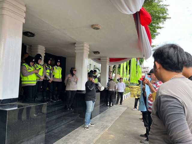 Pertanyakan Dugaan Bagi Bagi Jabatan OPD serta Perumda, Lembaga EW NCW Gelar Aksi Demo