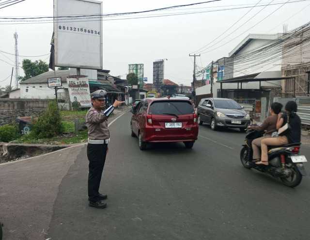 Anggota Polsek Ciampea Polres Bogor Laksanakan Pengaturan Lalu Lintas Untuk Wujudkan KamseltIbcarlanras.