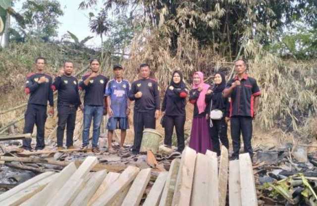 Ketua LGS DPW Jawa Barat beserta Jajaran Menyambangi Korban Kebakaran di Desa Mangunjaya Kec. Bantargadung, Salurkan Bantuan Kemanusiaan