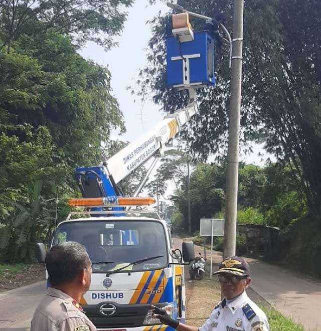Jalan Lingkar Galuga Leuwiliang Kini Sudah Terpasang Lampu Berupa PJU.
