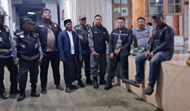 Bhabinkamtibmas Polsek Megamendung bersama Linmas patroli malam takbir Idul Adha 1446 H untuk cegah kejahatan.