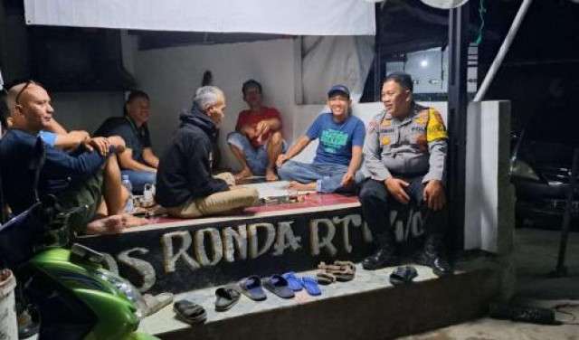 Bhabinkamtibmas Polsek Ciampea Kontrol Ronda Malam, Sampaikan Pesan Kamtibmas Untuk Cegah Gangguan Kamtibmas.