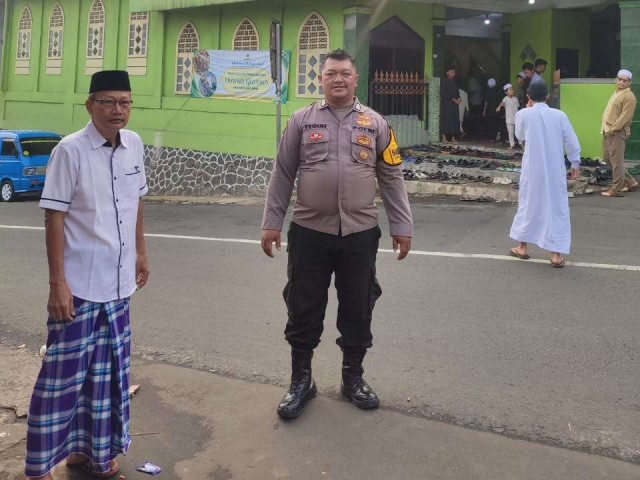 Bhabinkamtibmas Polsek Ciawi giat pengamanan Sholat idul adha 1446 H serta memberi pesan kamtibmas.