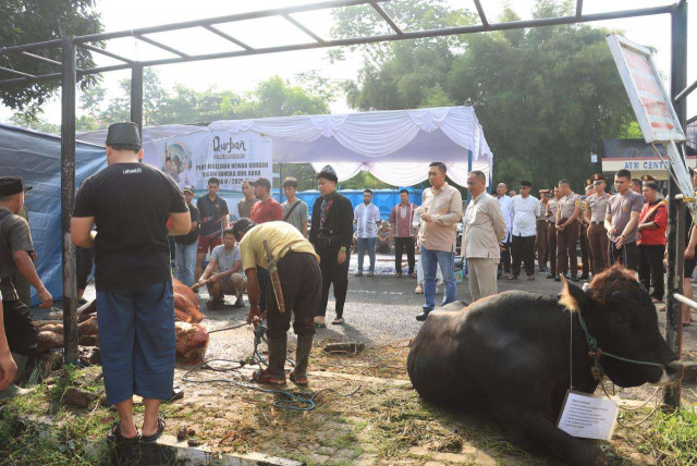Kapolres Bogor AKBP Rio Wahyu Anggoro, S.H., S.I.K., M.H. Laksanakan Salat Idul Adha dan qurban Bersama Anggota Polres Bogor.