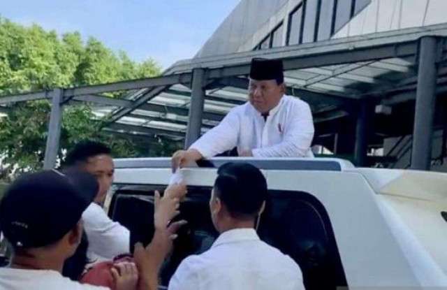 Prabowo Bagi-bagi Amplop ke Pedagang Depan Istiqlal Usai Salat Iduladha