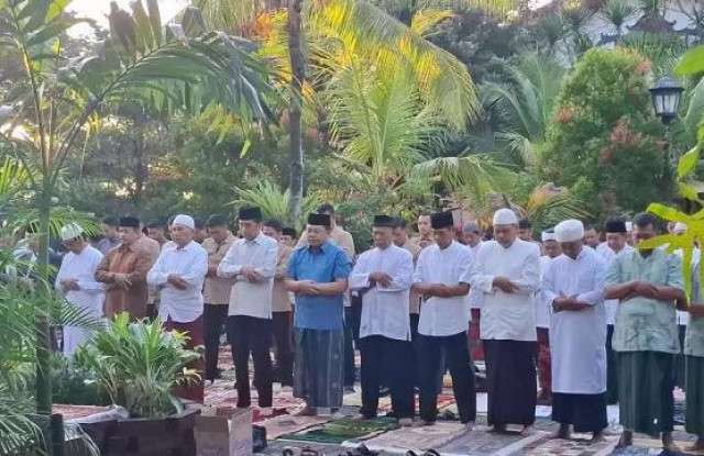 Jokowi Sempatkan Sarapan Bersama Warga Usai Salat Iduladha