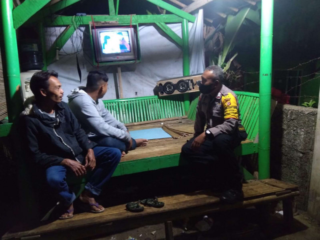 Bhabinkamtibmas Polsek Ciawi Gencar Sambang Pos Kamling, Sampaikan Pesan Kamtibmas.