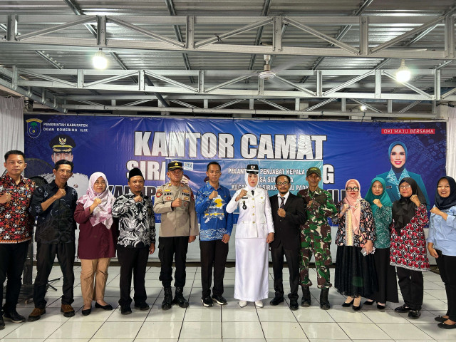 Camat Sirah Pulau Padang Lantik Triyeniwati, Tugas Baru Mengabdi di Desa Sukaraja