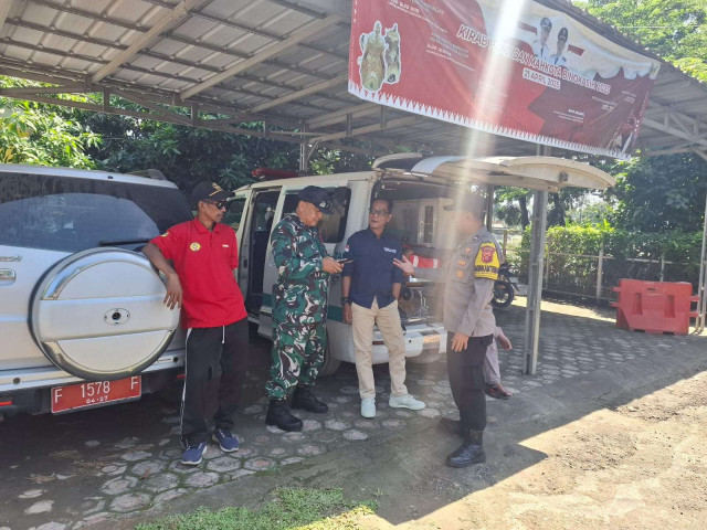 Perkuat Sinergitas, Bhabinkamtibmas Polsek Klapanunggal Bersama TNI Sambangi Warga Desa Kembangkuning Berikan Pesan Kamtibmas.