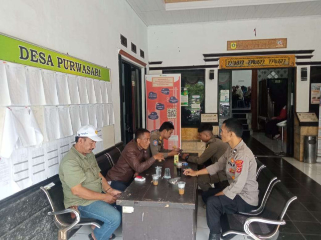 Bhabinkamtibmas Melaksanakan Giat Anjangsana Ke Kantor Desa Binaan Sampaikan Pesan Harkamtibmas.