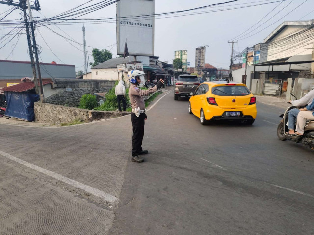Polsek Ciampea Polres Bogor Rutin Lakukan Pengaturan Lalu Lintas, Dukung Kelancaran Aktivitas Masyarakat Sore Hari.
