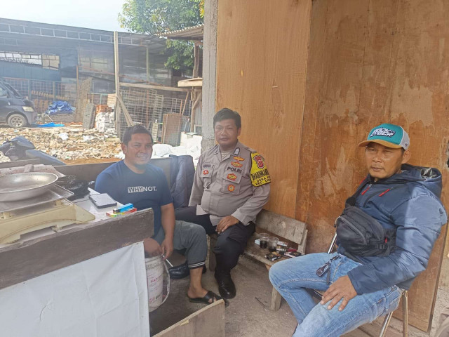 Bhabinkamtibmas Desa Kopo Sambang Warga dan Sosialisasikan Kamtibmas.