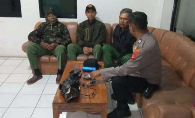 Bhabinkamtibmas Desa Cibereum Cek Pos Kamling Hadir di Tengah-Tengah Masyarakat Demi Menciptakan Situasi yang Kondusif.
