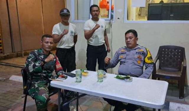 Bhabinkamtibmas Polsek Ciampea Bersama Babinsa Laksanakan Kontrol Ronda Malam, Sampaikan Pesan Kamtibmas.