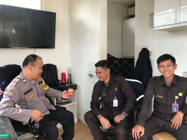 Bhabinkamtibmas Polsek Cisarua Sambangi Warga, Wujudkan Kamtibmas Kondusif di Desa Tugu Selatan.