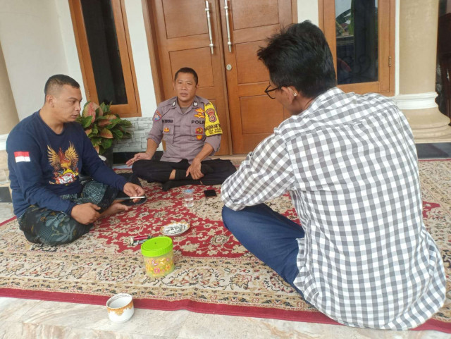 Bhabinkamtibmas Wilayah Hukum Polsek Dramaga Bersama Instansi Desa Babakan Beri Himbauan Ajak Jaga Kondusifitas Cegah Gangguan Kamtibmas.