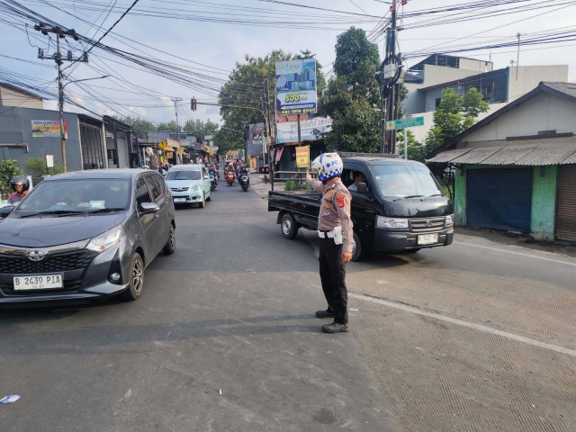 Polsek Ciampea Hadir di Tengah Masyarakat, Atur Lalu Lintas Sore Hari Demi Kelancaran Aktivitas Warga.