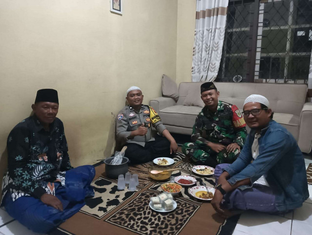 Bhabinkamtibmas dan Babinsa Desa Lumpang Sambangi Warga Sampaikan Pesan Kamtibmas.