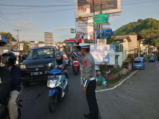 Anggota Polsek Ciampea Polres Bogor Laksanakan Pengaturan Lalu Lintas Pagi, Wujudkan Kamseltibcarlantas.