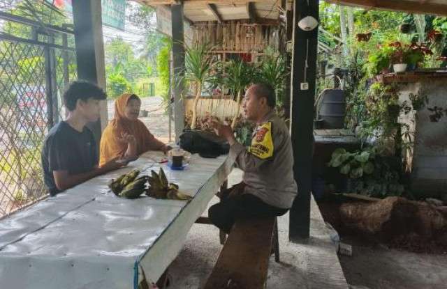 Polsek Darmaga dengan Warga Binaan Wilayah Hukum Kecamatan Dramaga Desa Cikarawang Menjaga Kondusifitas dari Gangguan Kamtibmas.