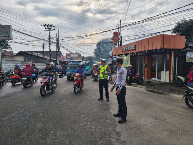 Anggota Polsek Ciampea laksanakan pengaturan lalu lintas pagi hari demi wujudkan Kamseltibcarlantas.