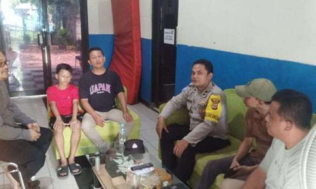Bhabinkamtibmas Polsek Parung Sambang Warga dan silaturahmi Dengan Warga Sampaikan Pesan Kamtibmas.