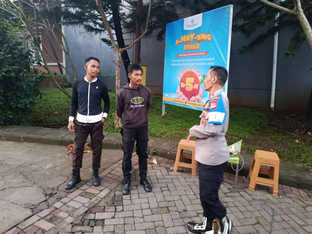 Bhabinkamtibmas Polsek Ciampea Kontrol Petugas Keamanan Perumahan Troya Selaras, Sampaikan Pesan Antisipasi Tindak Kriminal.
