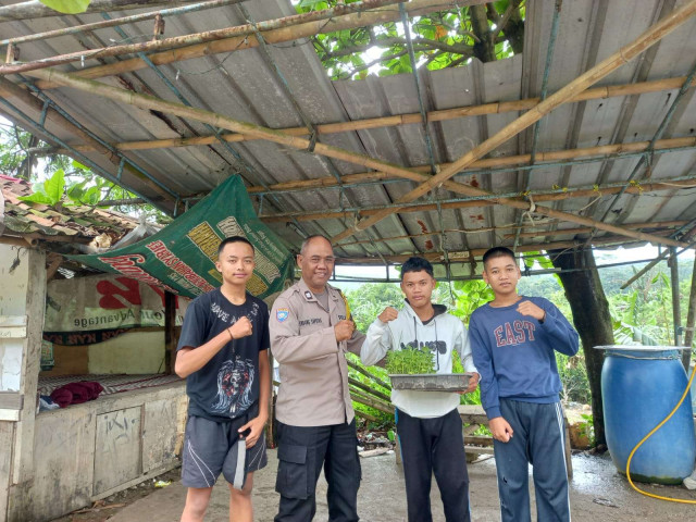 Bhabinkamtibmas Polsek Babakan Madang sambang warga dan bagikan bibit tanaman untuk dukung ketahanan pangan.