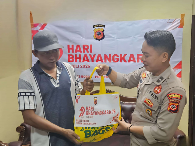Kapolsek Cibungbulang Bersama Personel Gelar Baksos dalam Rangka Hari Bhayangkara ke-79.