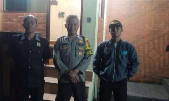 Bhabinkamtibmas Polsek Cisarua Cek Pos Kamling, Hadir di Tengah Masyarakat untuk Ciptakan Situasi Kondusif.
