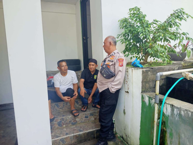 Bhabinkamtibmas Polsek Cijeruk Sambang Warga Desa Cisalada, Wujudkan Situasi Aman dan Kondusif.