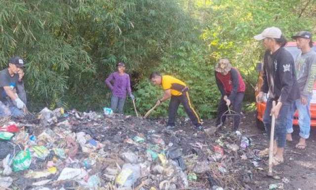 Sambut Hari Bhayangkara ke-79, Polsek Caringin Bersama Forkopimcam dan Warga Desa Pasir Muncang Gotong Royong Bersihkan Sampah di Sepanjang Jalan Cipopokol.