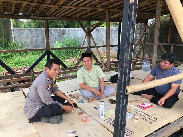 Bhabinkamtibmas Wilayah Hukum Polsek Dramaga Sambang Instansi Desa Babakan Beri Himbauan Ajak Jaga Kondusifitas Cegah Gangguan Kamtibmas.