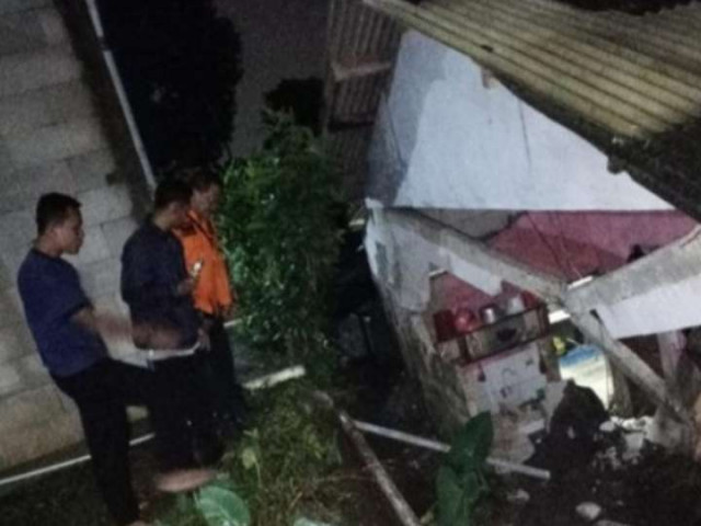 Terjadi Longsor Dan Angin Kencang Melanda Bogor Kemarin, Hingga Belasan Rumah Rusak.  