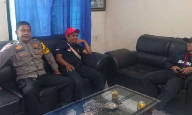 Bhabinkamtibmas Polsek Cisarua Sambangi Warga Desa Cibeureum untuk Ciptakan Kamtibmas Kondusif.