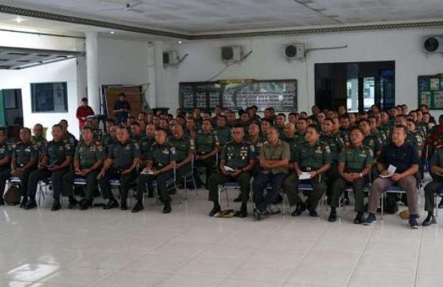 Anggota Kodim 1016/Plk Ikuti Pengarahan Pangdam XII/Tanjungpura Secara Vicon.