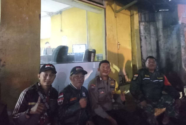 Bhabinkamtibmas Polsek Cisarua Kontrol Siskamling dan Sampaikan Pesan Kamtibmas kepada Warga.